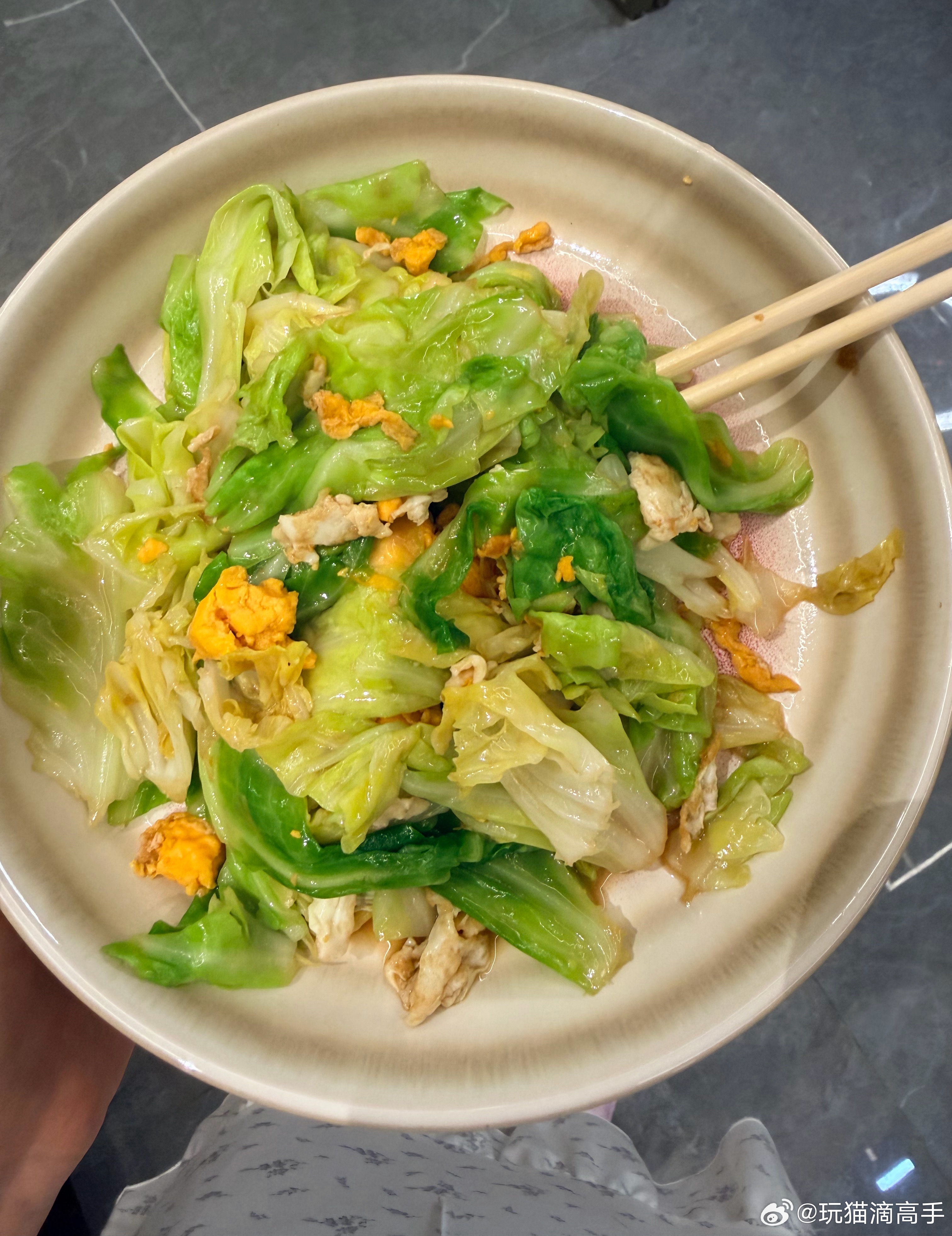狠狠心瘦到88，一勺橄榄油一勺生抽半个包菜一个鸡蛋，白天两片吐司，我发现我健康的