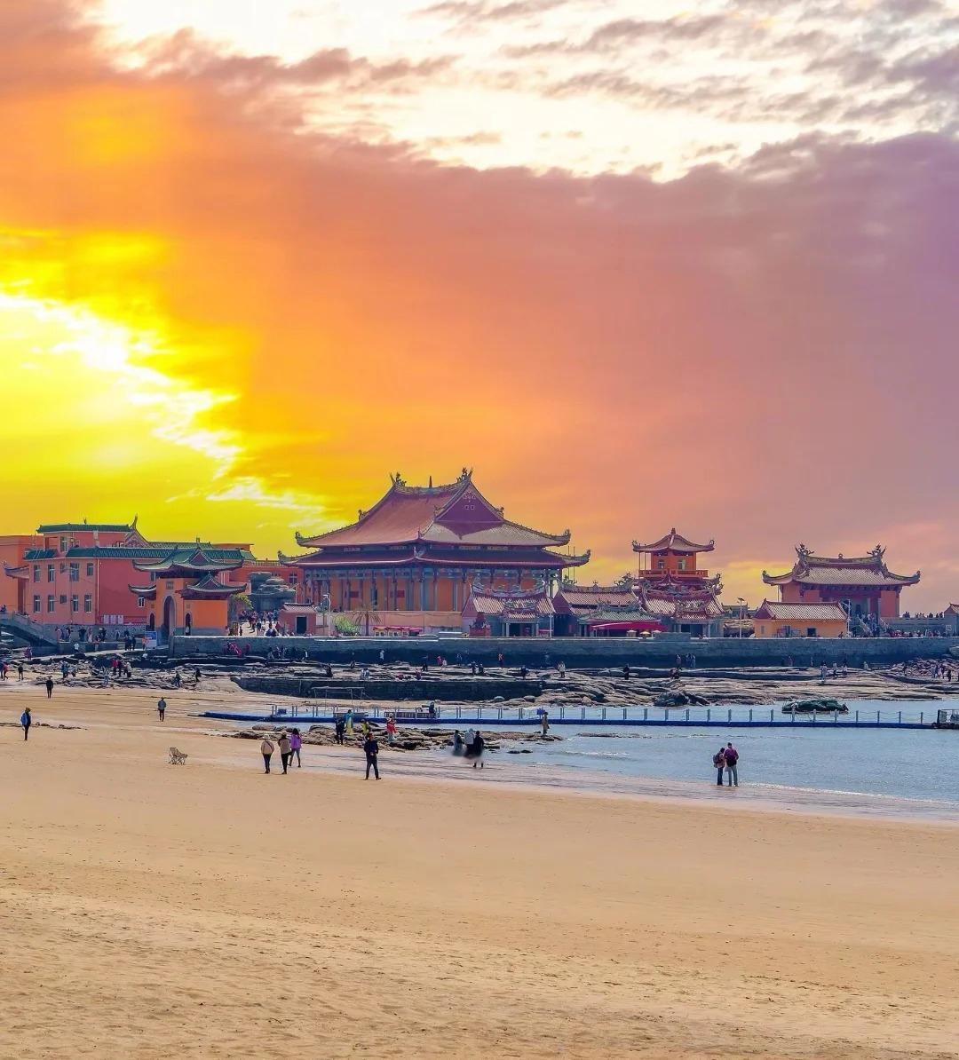 在福建泉州市，我看到了海上寺庙的宁静致远。泉州寺庙很多，但有“海天佛国”之称的洛