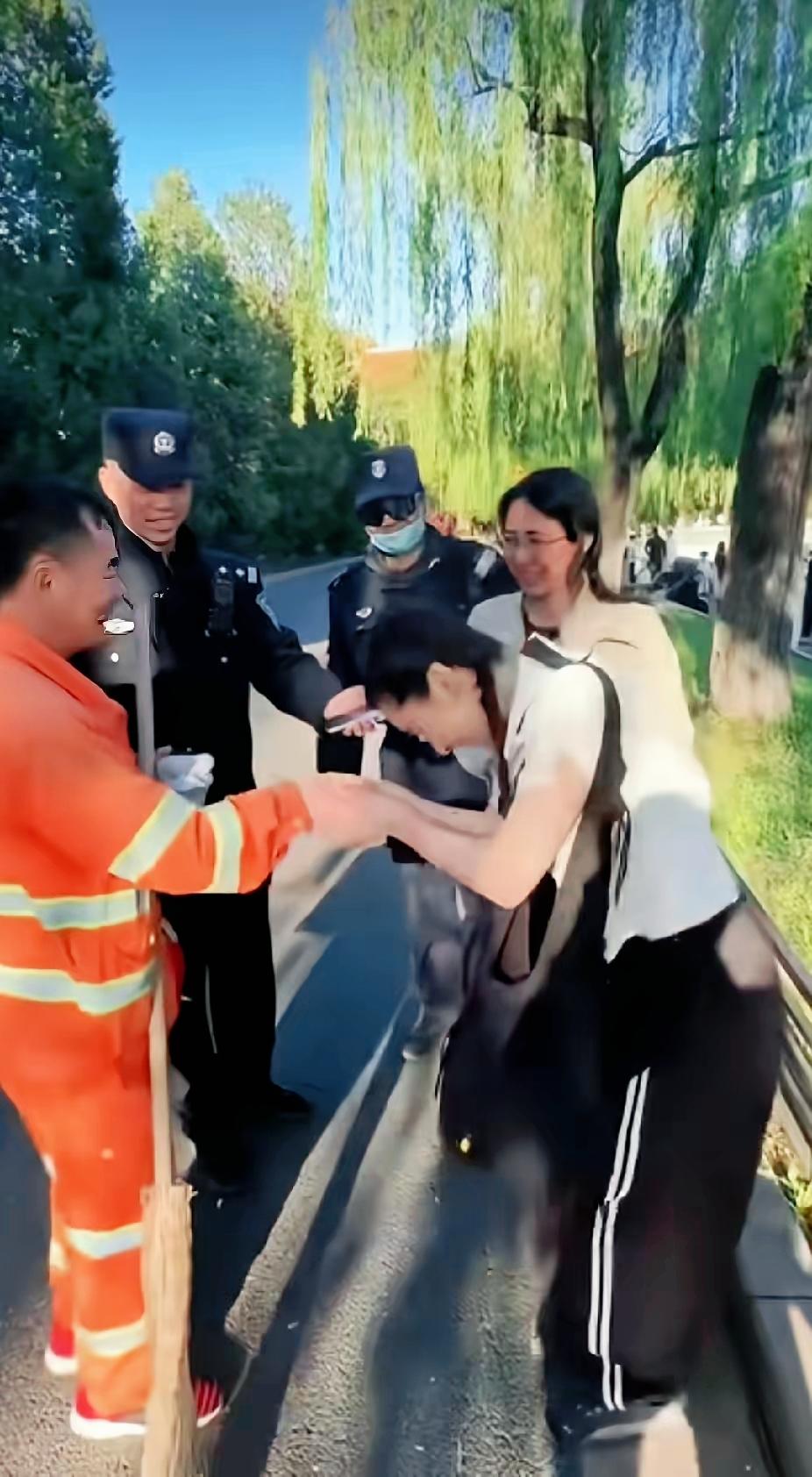 一名美国女孩，看着站在面前的中国环卫工，突然捂脸落泪了，真实原因让人感动了！
