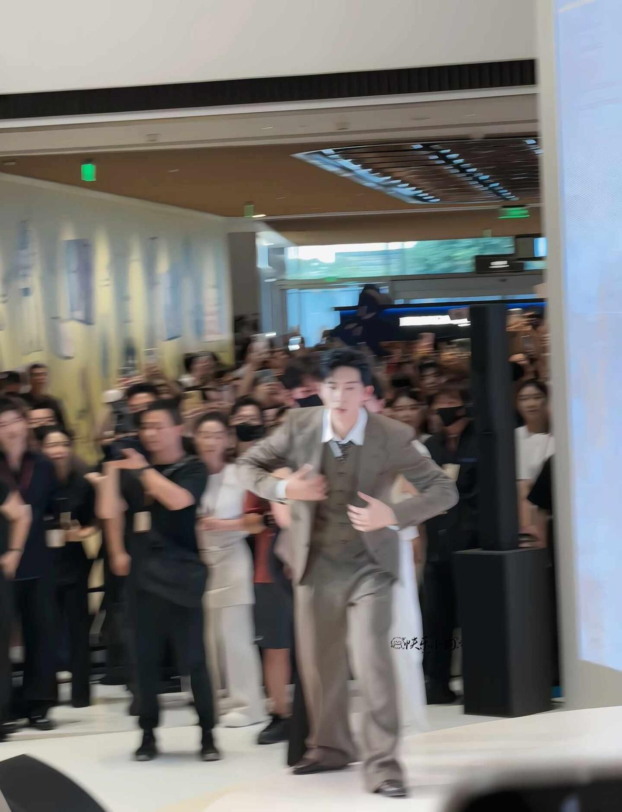 井柏然：全杭州最有腔调的男人
路人视角