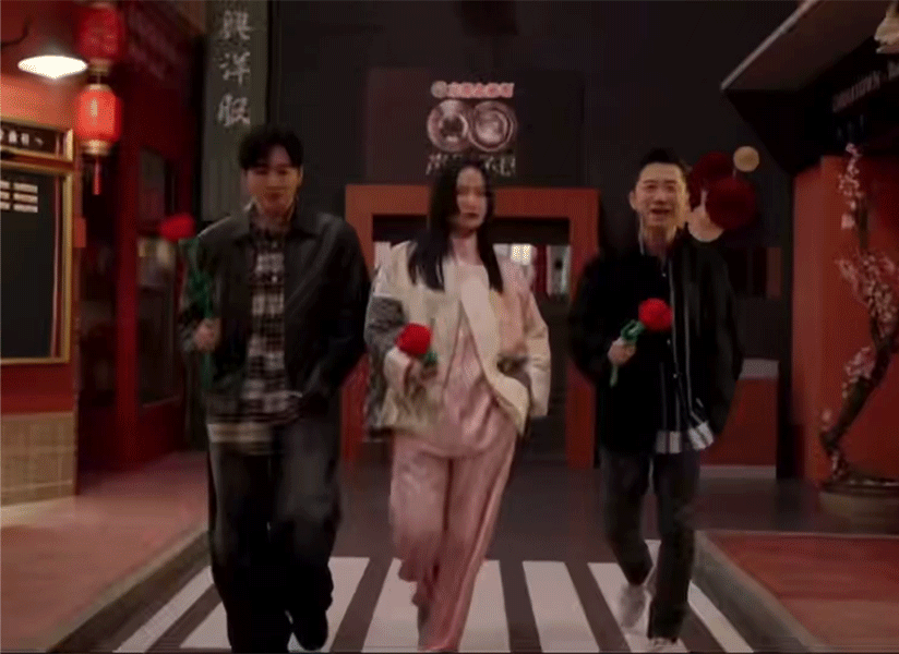 问到怎么夸彼此，已经夸到词穷的黄龄赶紧求苏有朋救场，有朋哥在稳稳滴很安心呐！