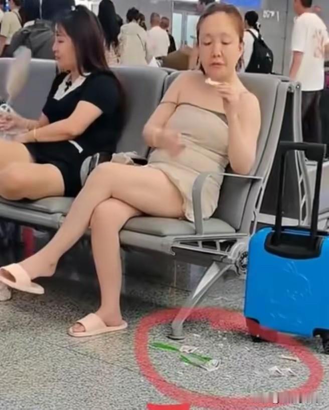 第一张照片照的好，给她露个全脸，让大家都来认识认识她。
候车室了出现惊人一幕，一