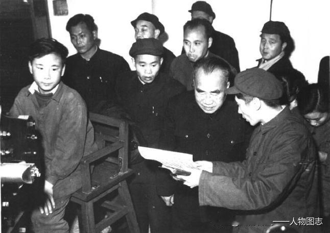 1959年12月，朱德视察北京邮票厂。