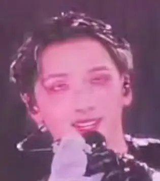 严浩翔完全湿发男👻...神颜降临好有阴湿感 