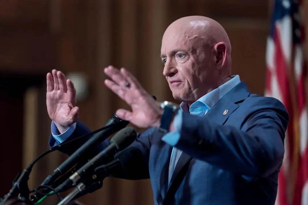 赫格塞思周一宣布，五角大楼正采取措施下调从海军退役的亚利桑那州民主党参议员马克·