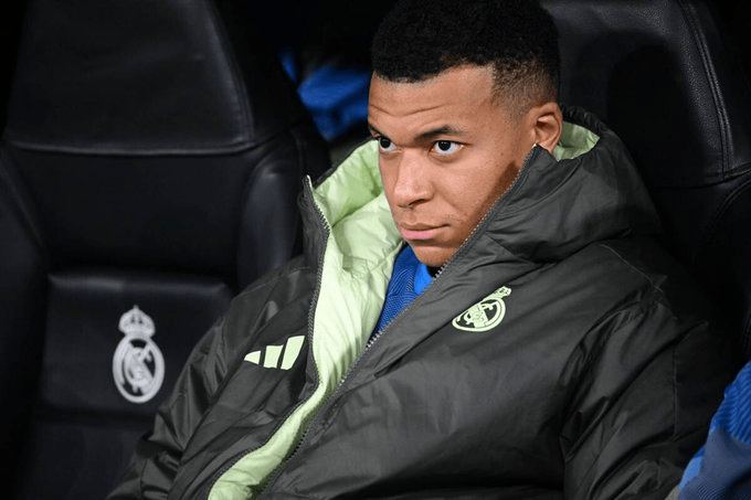 《队报》报道，皇马球星姆巴佩遭遇了膝盖伤病，经过核磁共振检查，他将至少缺阵三个周