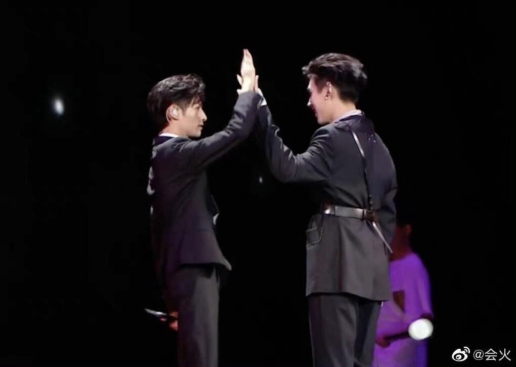 陈飞宇为看罗云熙倒着走红毯阿瑟用实际行动证明：路可以反着走，但眼神必须正着看罗云