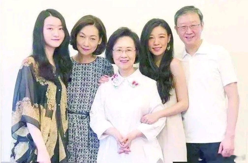 琼瑶的儿子一家，两个孙女挺漂亮啊！ 
