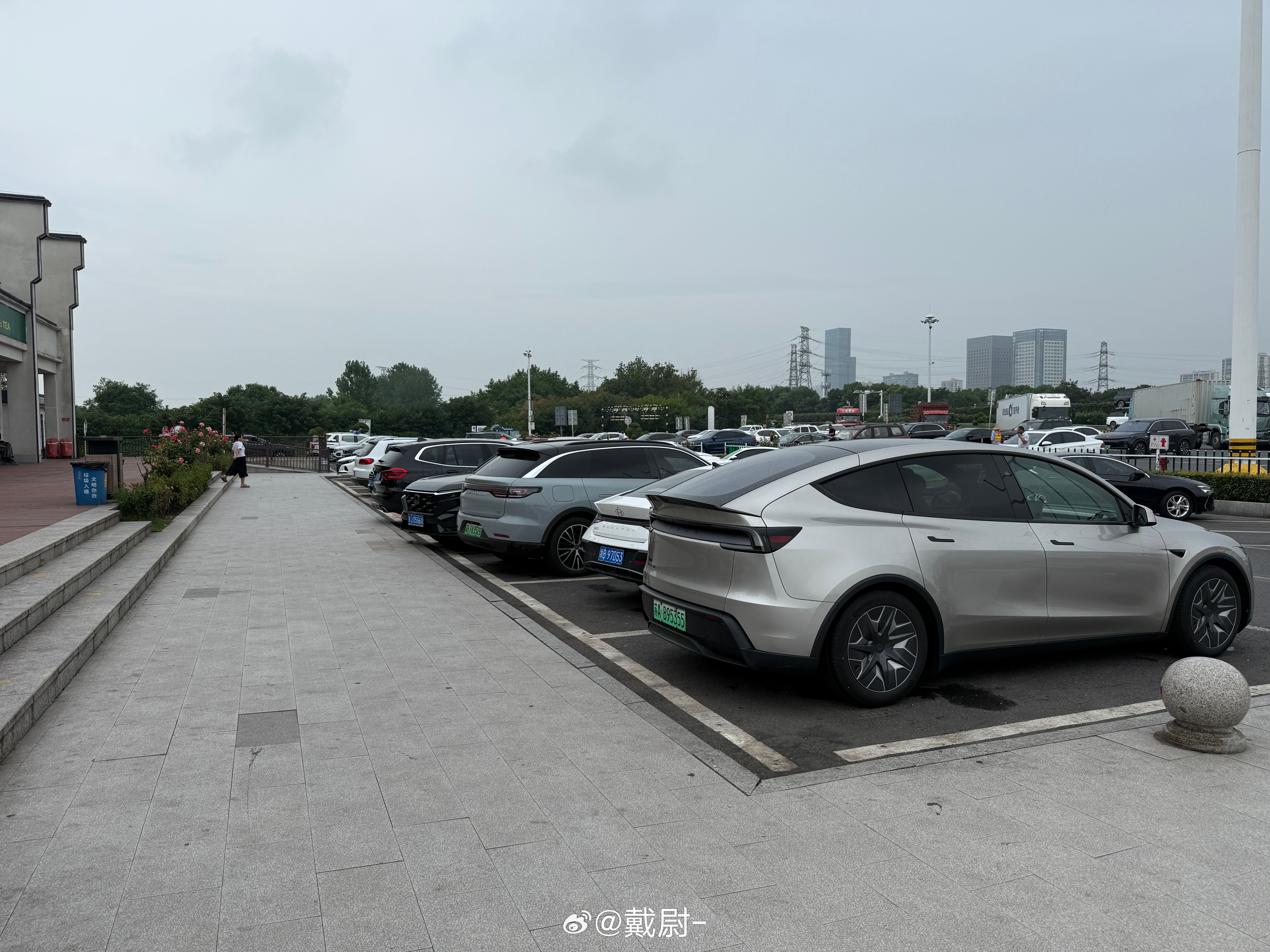 停车你们喜欢车屁股朝外，还是车头朝外？ 