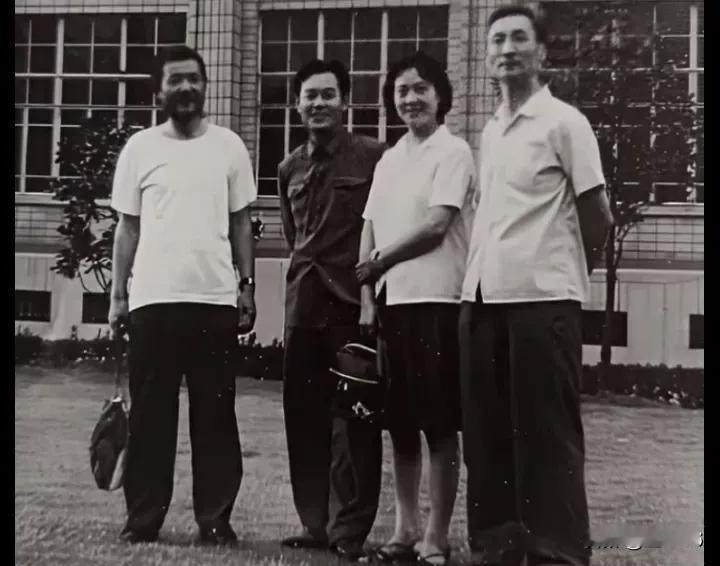 来看看，除了张勇手 言小朋，另外两个你能认出吗？好像不是那么容易
都说言家颜值高