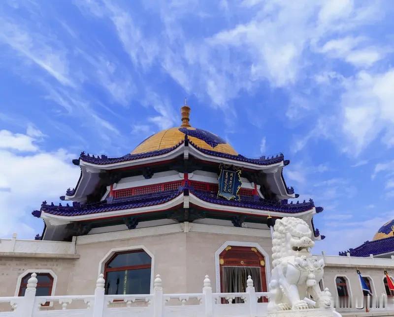 内蒙古的8个AAAAA级景区可太值得一游了。首先是成吉思汗陵旅游区，这里是一代天