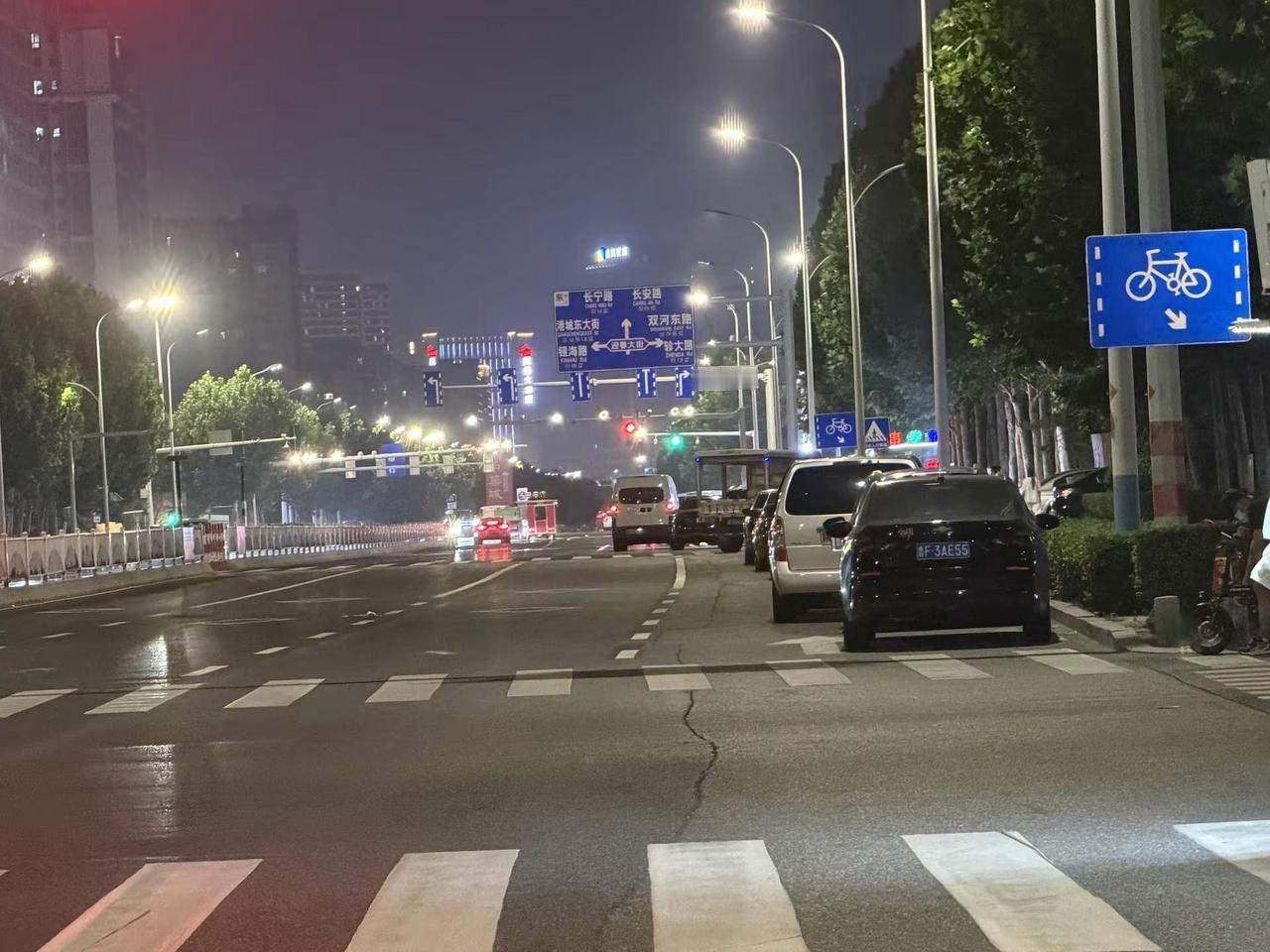芳华园流动夜市如此正规化管理以后真的感觉好多。夜市小摊 你所见到的城市夜晚