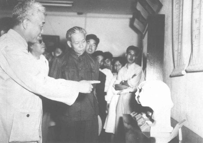 刘少奇参观北京猿人复原头像
1951年冬天，北京猿人头像完成复原，刘少奇在考古学