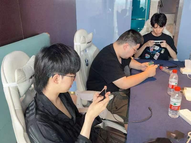 这是来备战还是聚餐的啊，不过看起来伙食都还不错~你们觉得这次谁能夺魁呢？[吃瓜]