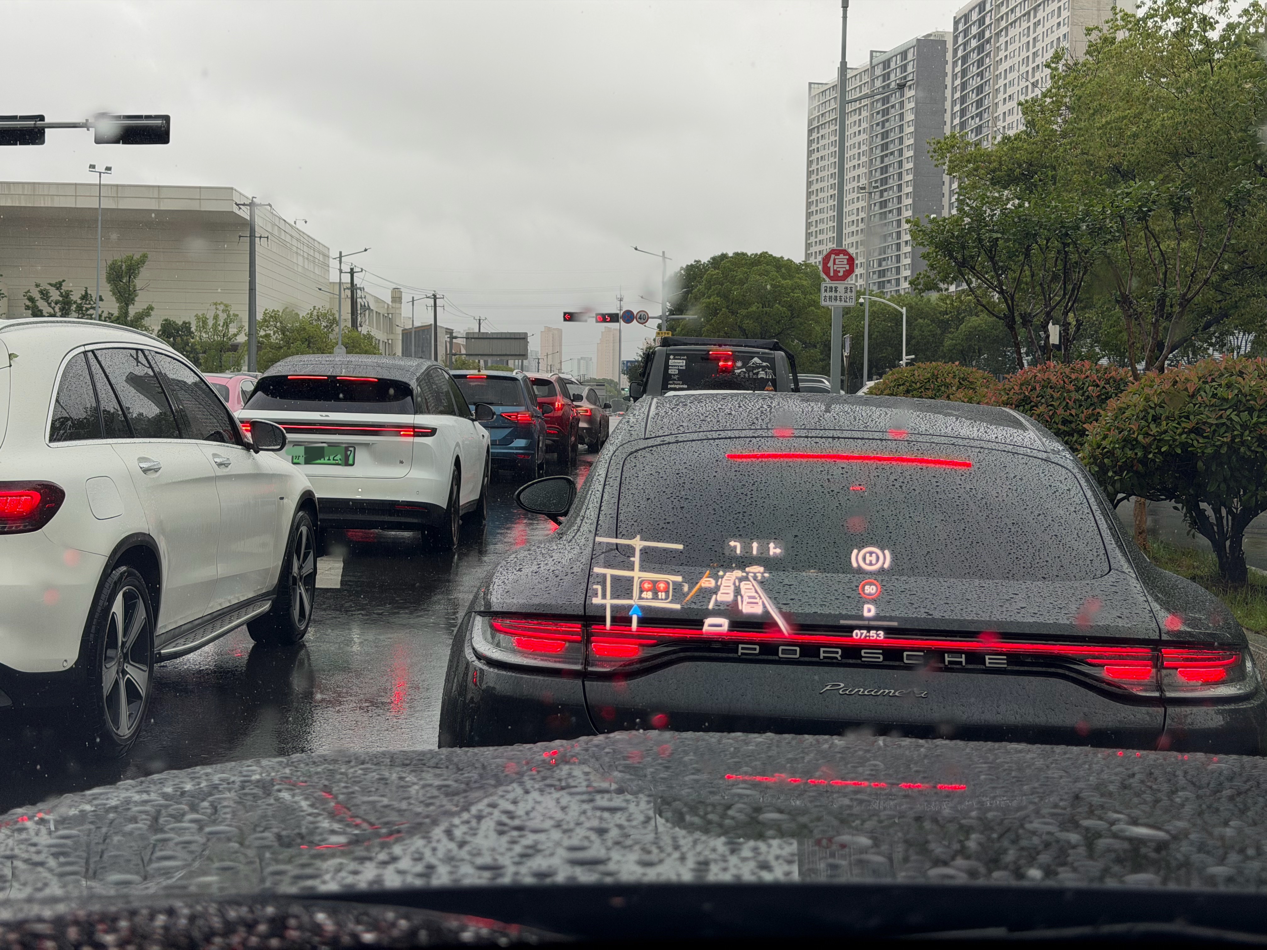 每次下雨的早上送上学都乱套，其实学校有专门的护学岗，保安、老师、志愿者起码十几个