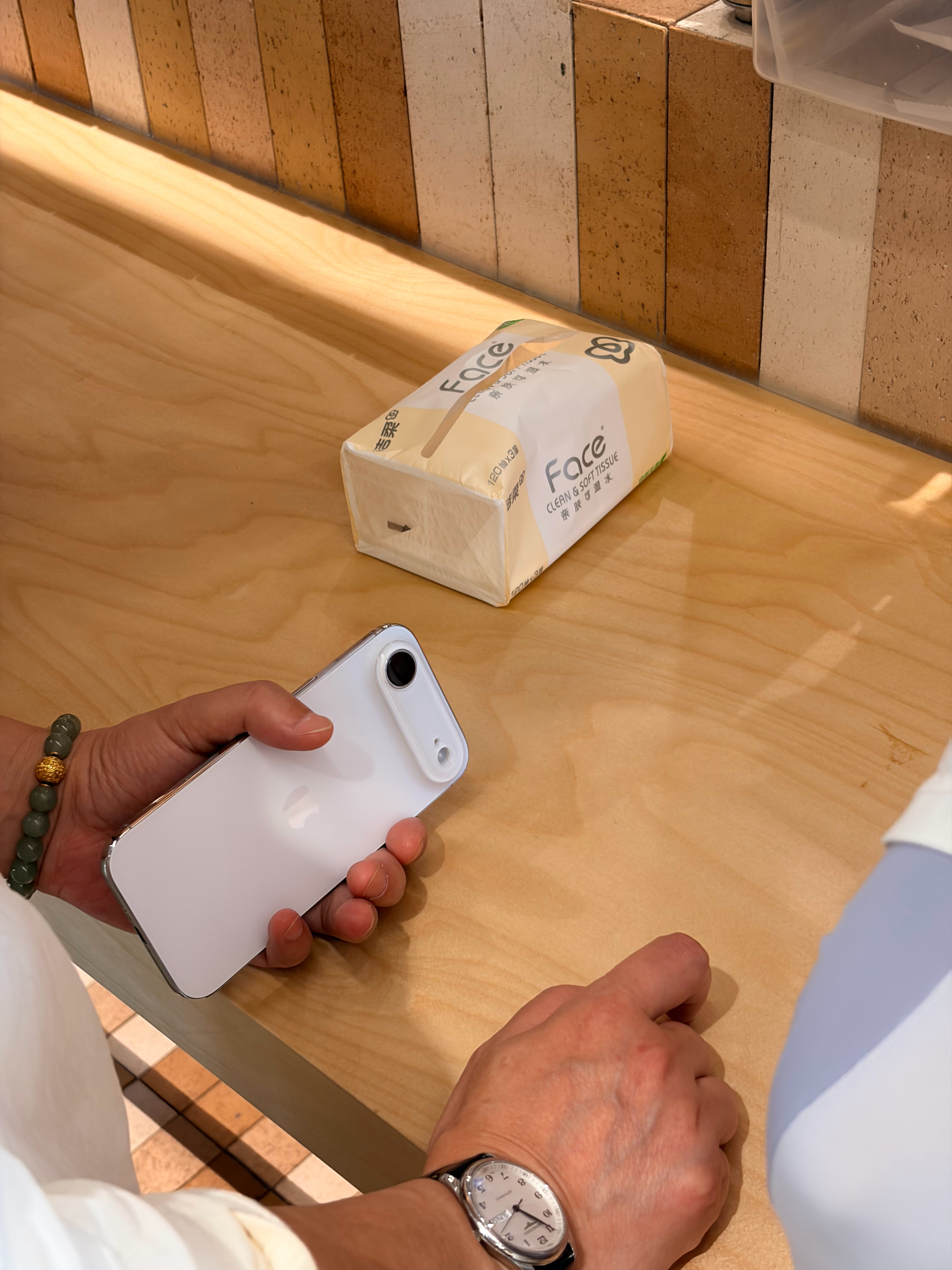 很难在外面遇到 iPhone Air 用户，这镜头平贴是不是你家的。