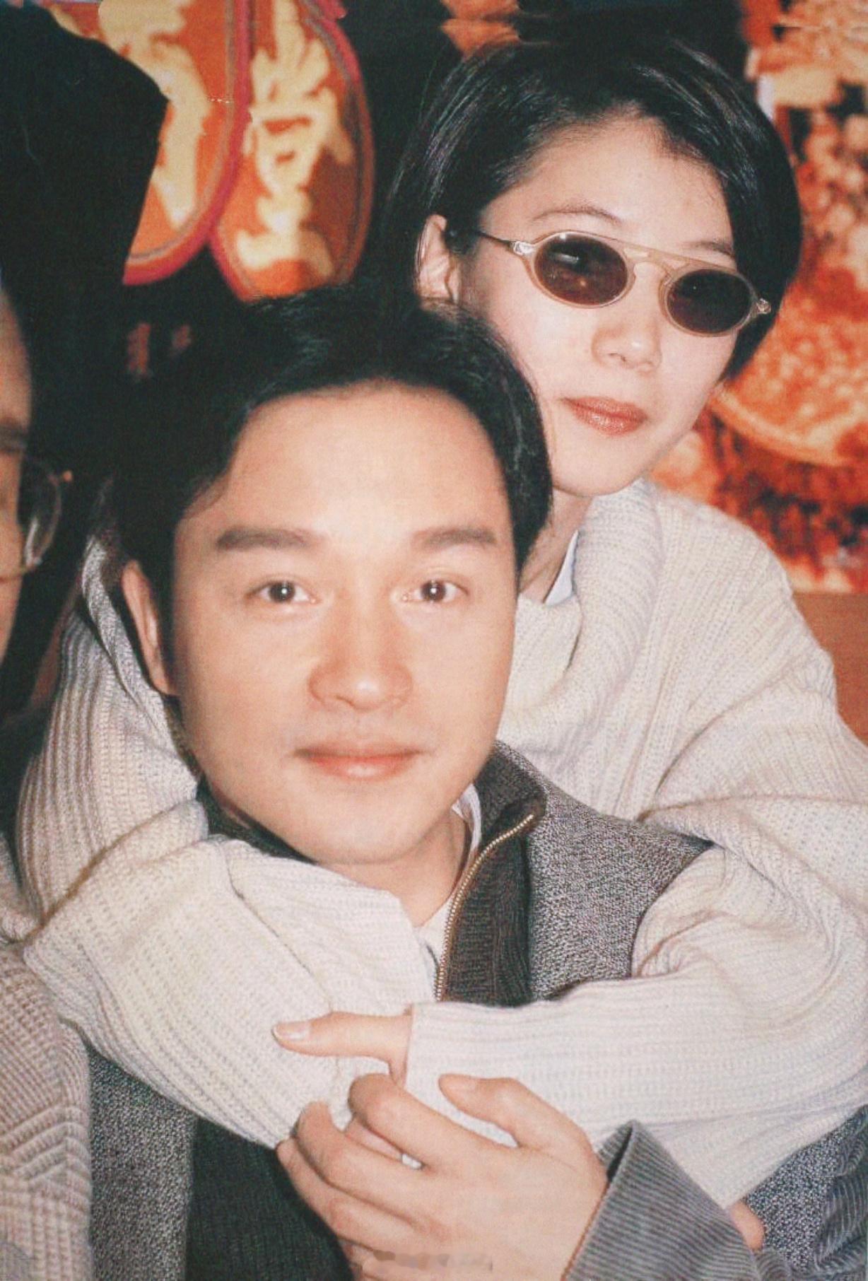 张国荣[超话]搭乘花絮去幕后 赵先生祝你“龙马精神”🐉🐎——1995年，张国