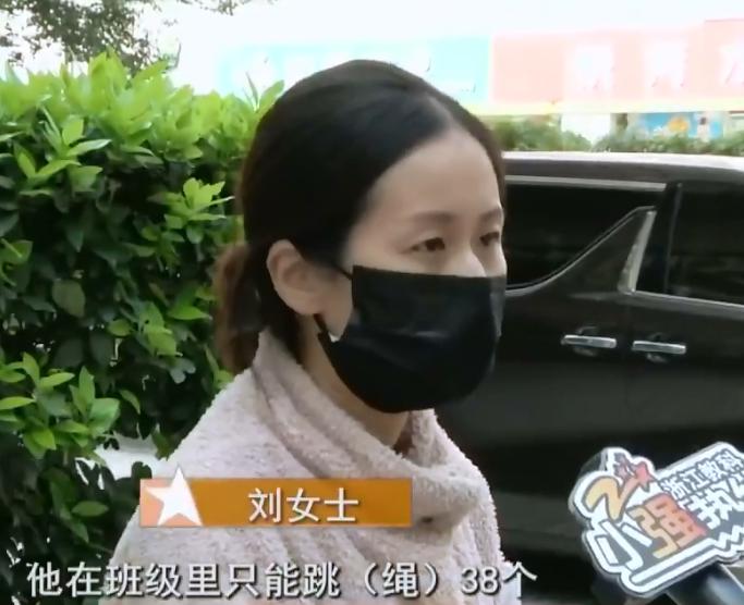 因为学校要求学生跳绳必须达到一分钟140个以上，所以刘女士陪着儿子练习了一年，可