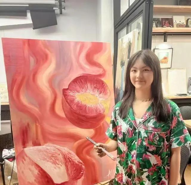 王诗龄出身于绘画世家，艺术的天赋深刻在她的基因里，可谓天赋异禀，她的画作被英国的