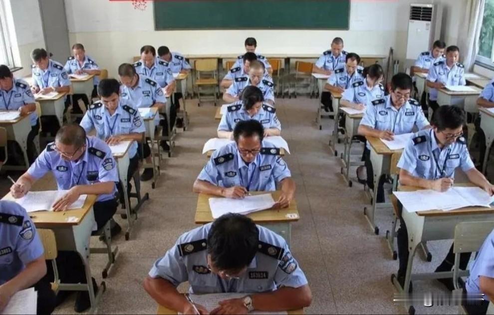 1、辅警有固定的转正时间吗？
答案：没有，辅警转正主要分立功转正、定向招录考试、