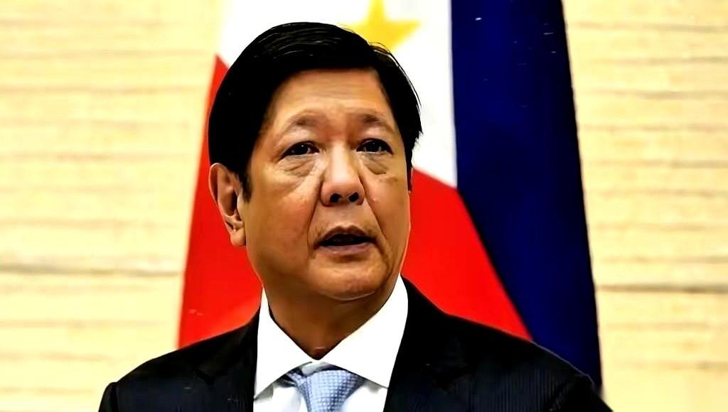 马科斯总统的手，猛地拍在桌上！
新加坡联合早报的消息，像一道闪电划过马尼拉——“