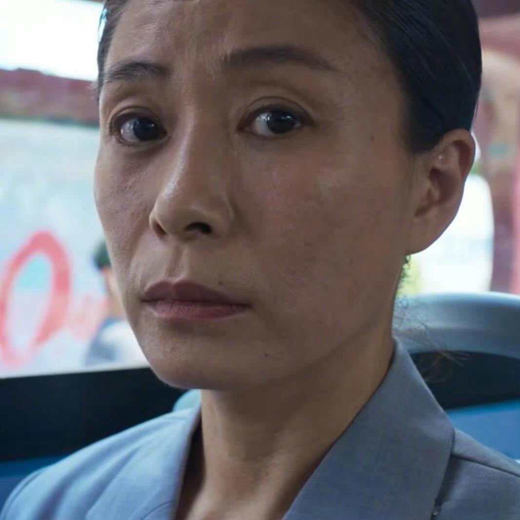 锅姨内娱破碎妈纯元回来了锅姨回归内娱，这种破碎感十足的“纯元级”妈妈角色，瞬间让