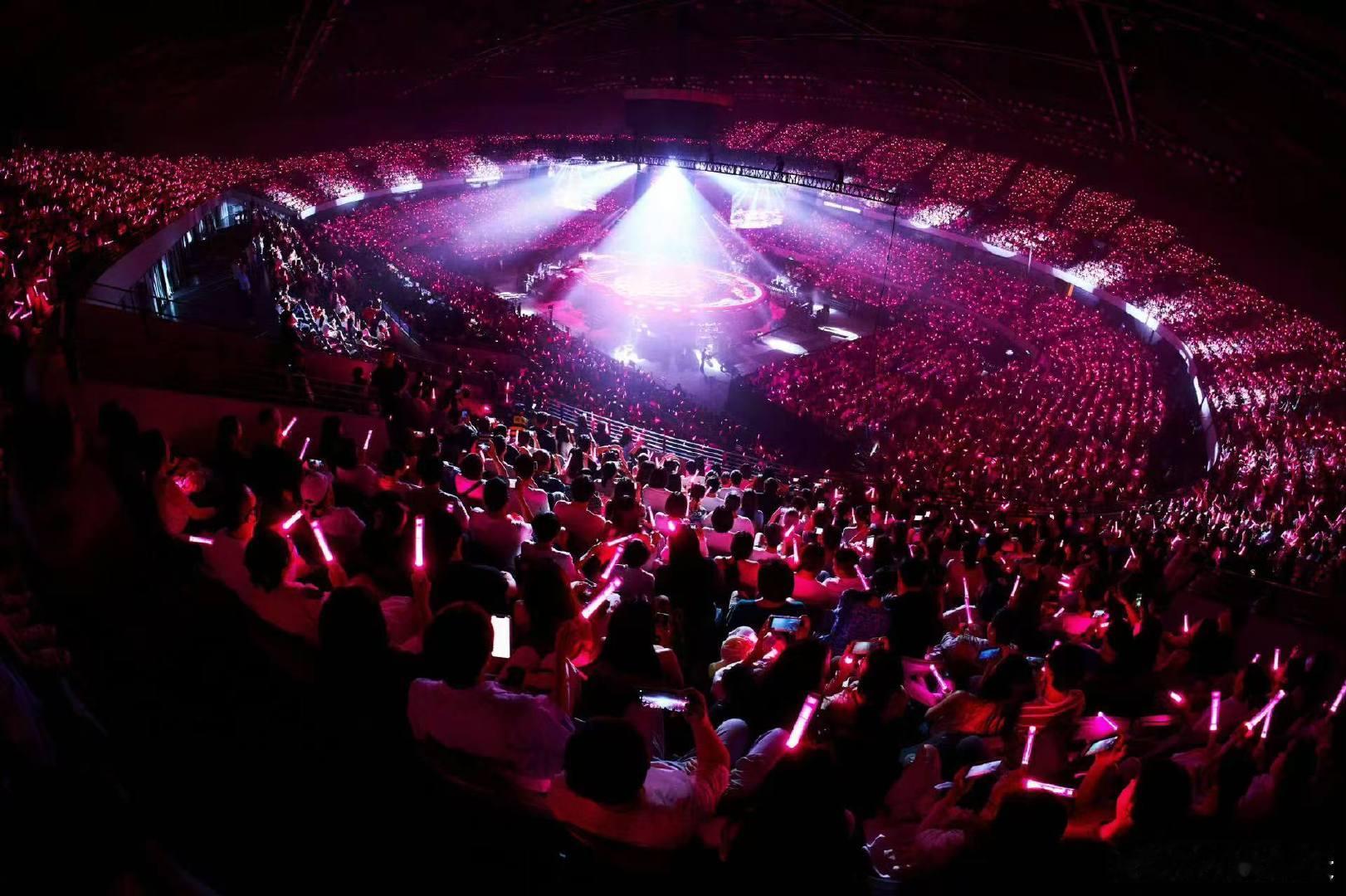 #张碧晨态度slay全场#张碧晨的嗓音，如同天籁，舞台上的活力四射，让人对厦门演