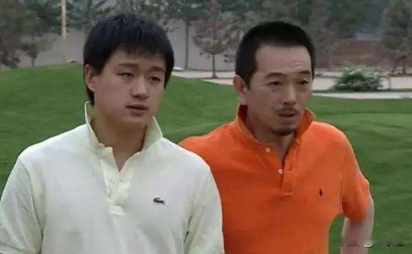 这是中了《奋斗》的毒，看过《奋斗》的人都知道，里面的男演员一个个都把领子竖起来，