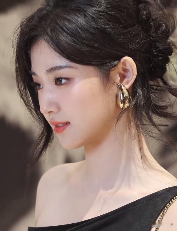 美晕了！25岁卢昱晓现身线下参加活动，一身黑色简约连衣裙大方又贵气，颇有一种豪门