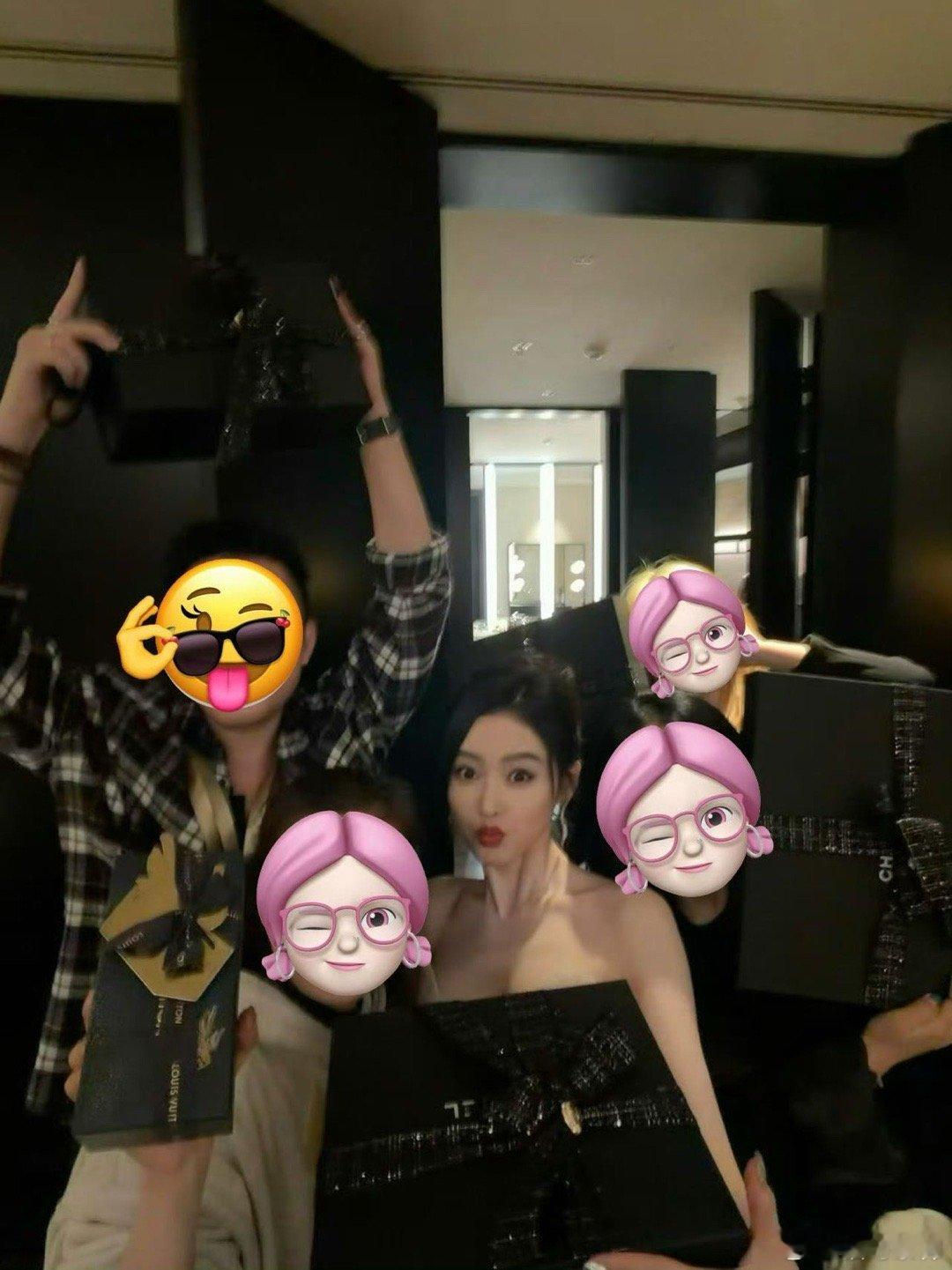 张天爱送了全团队CHANEL 姐就是女王，自信放光芒！张天爱用实际行动告诉你什么