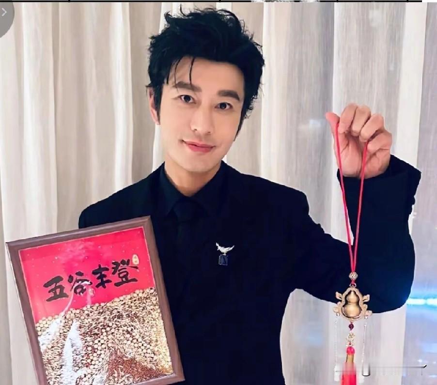 黄晓明成功上岸了！近日，上海戏剧学院公布了2026年博士拟录取名单，黄晓明以27