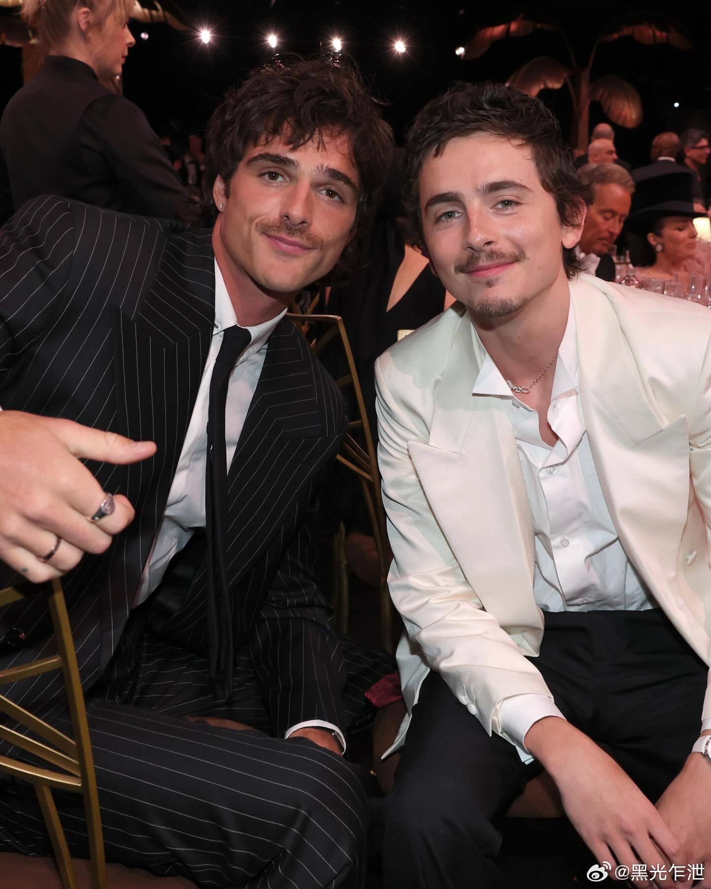 好莱坞两大新生代男顶流雅各布·艾洛蒂与提莫西·查拉梅在美国演员奖上合影： 