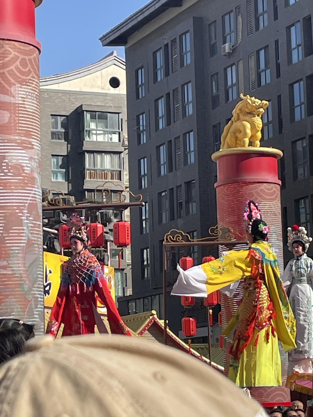 天南地北大拜年马年到，财神笑！祝你钱包像小马驹一样茁壮成长，银行卡余额像奔腾的骏