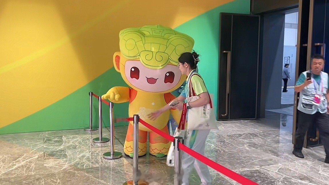 #杭州亚运会的显眼包找到了#亚运会三小只显眼包来了，不仅要自己开路还要自己拿行李