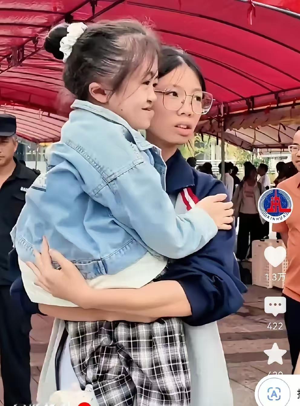 6月7日贵州镇远考场外，语文考完大家纷纷往外走，画面里一幕特别暖心。有位行动不便