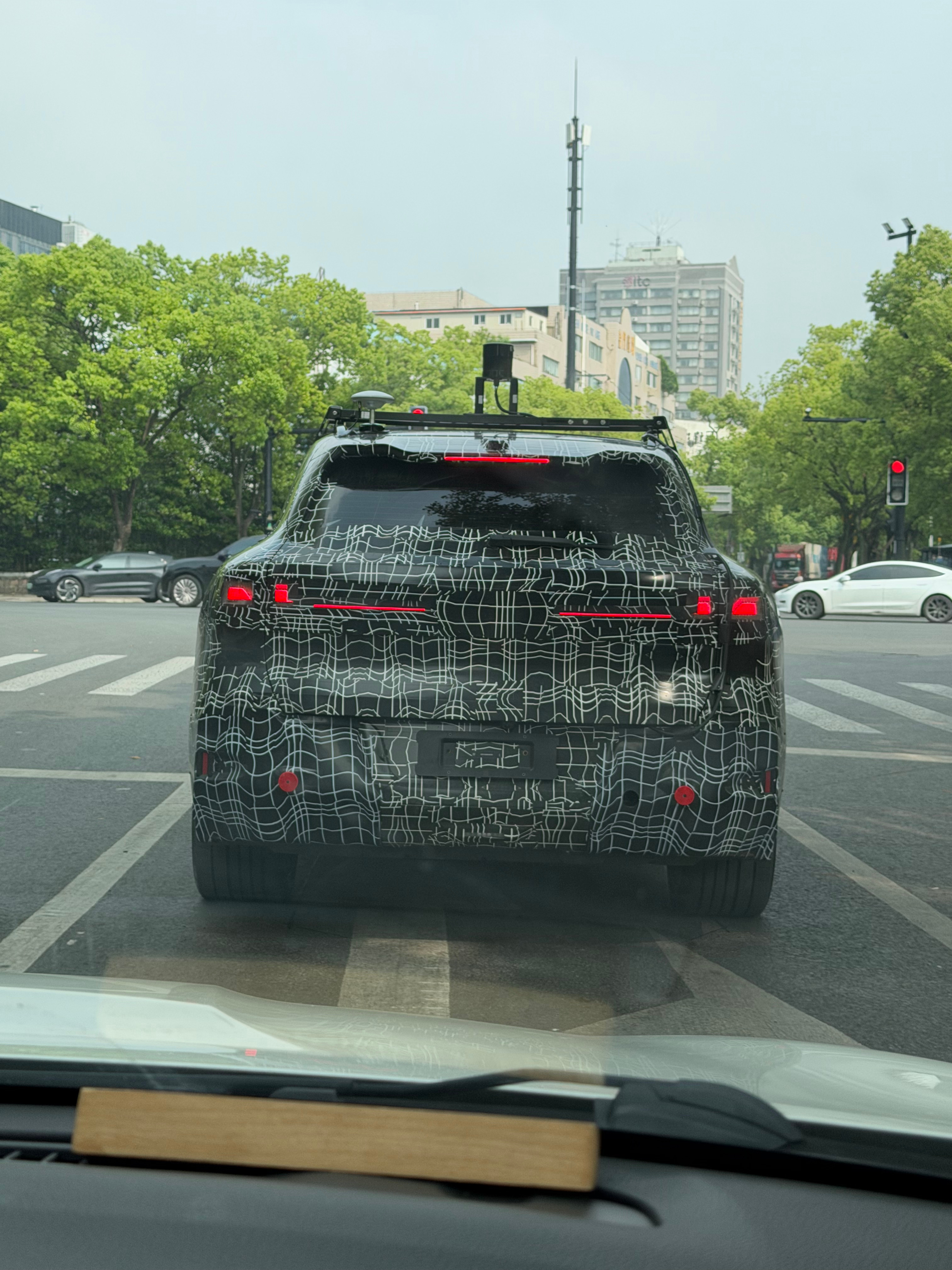 今天跟在这台车后面，挺帅的宝马IX3 