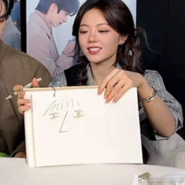 赵今麦灵魂画手 画技鲨疯了！男主侧脸+骄阳全拿捏，花絮自画像神复刻本人，妥妥的灵