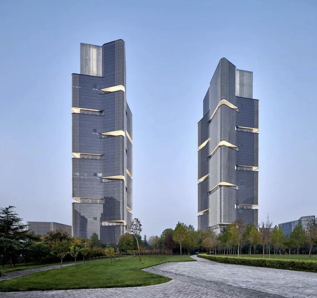 285米的郑东绿地中心双子塔以中原第一高楼的身份，屹立于郑州郑东新区高铁商务区核