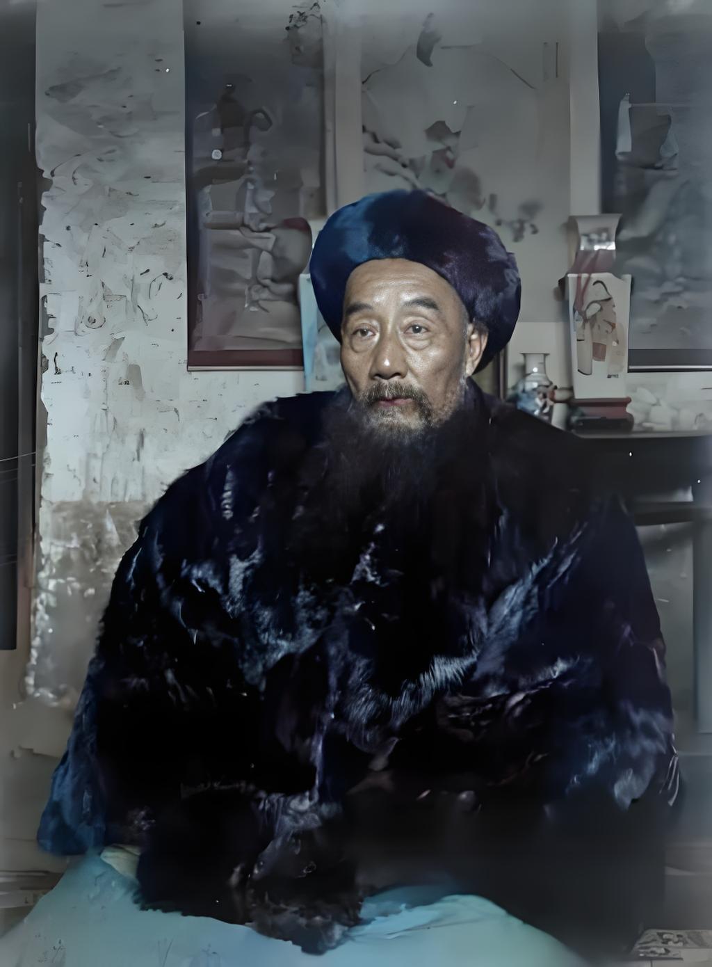 这张老照片中的满族官员，身着厚重的皮草长袍，头戴传统帽子，面容沧桑，胡须斑白，沉