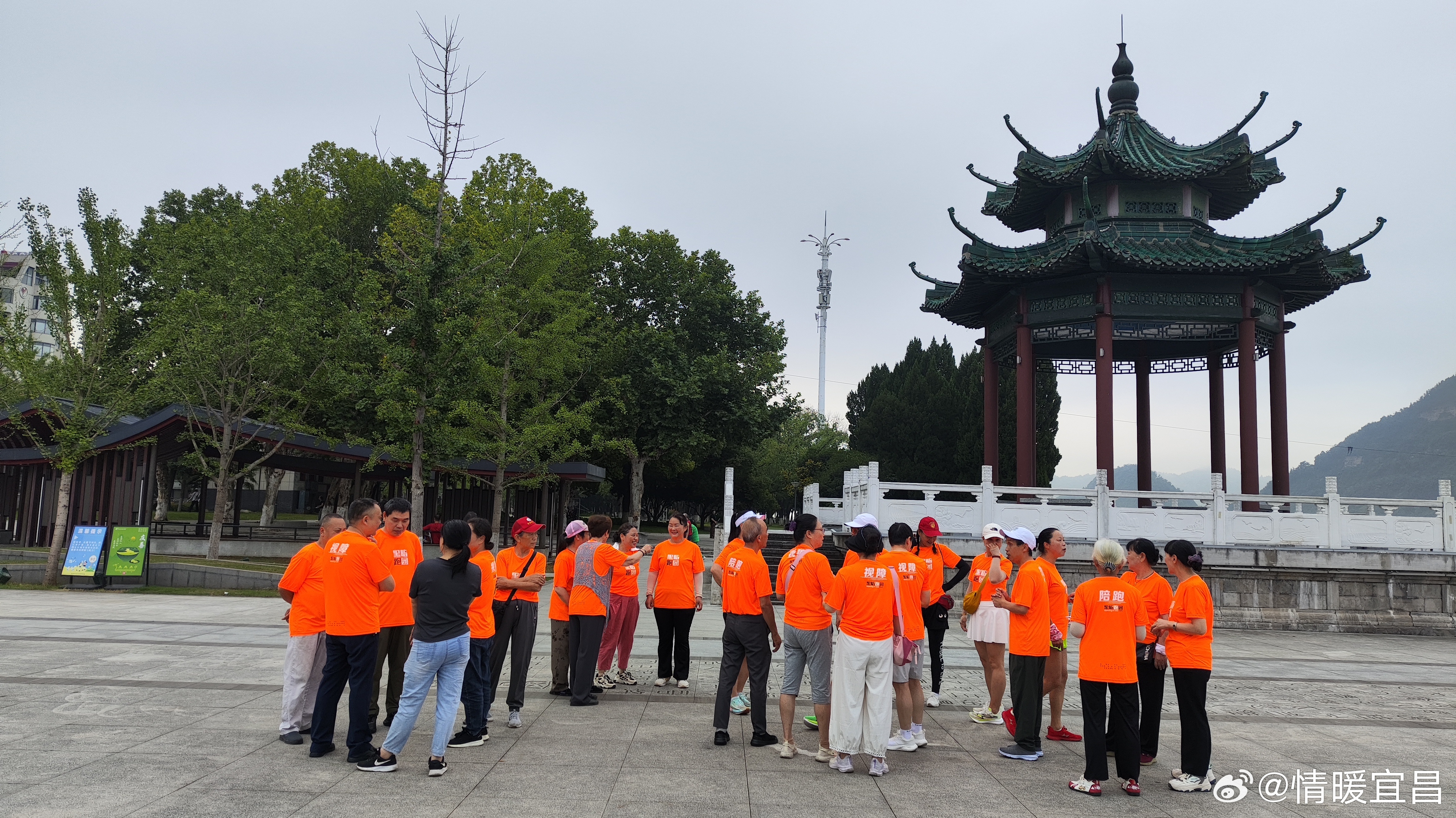 一绳牵暖意，四十三期赴晨光——黑暗跑团宜昌站第四十三期公益例跑纪实。寻美宜昌发现