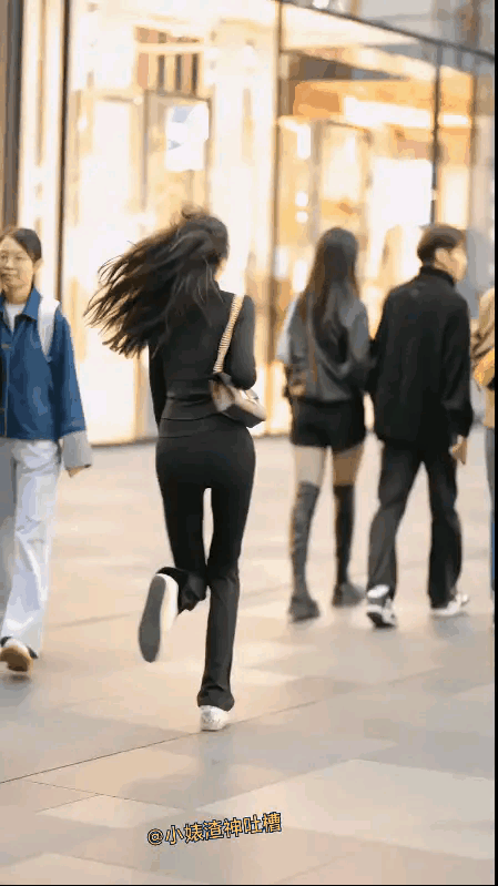 她的背影，能让我回忆好几天[害羞]