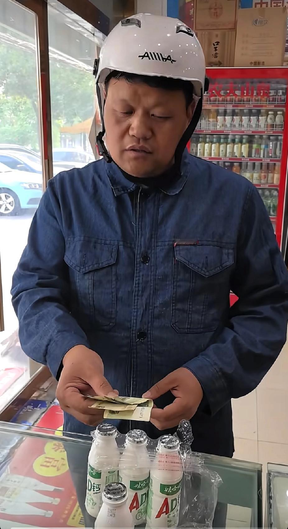 一家小超市里，老板突然冲买东西的一名男子发火了，可看着看着却让人直呼感动暖心了。