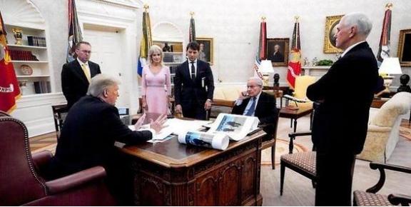 中国必须抓住时机，在特朗普执政期内解决台湾问题，因为特朗普是一个商人出身，他没有