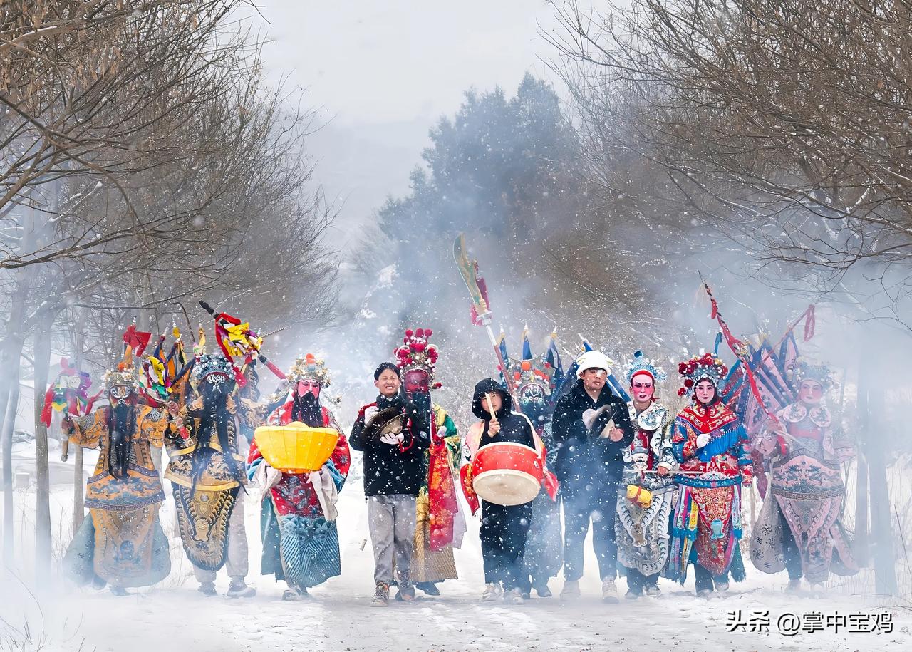 《雪落社火，乡韵悠长》
 
摄影：一 戈
 
   在宝鸡陇县这片民风淳朴的土地
