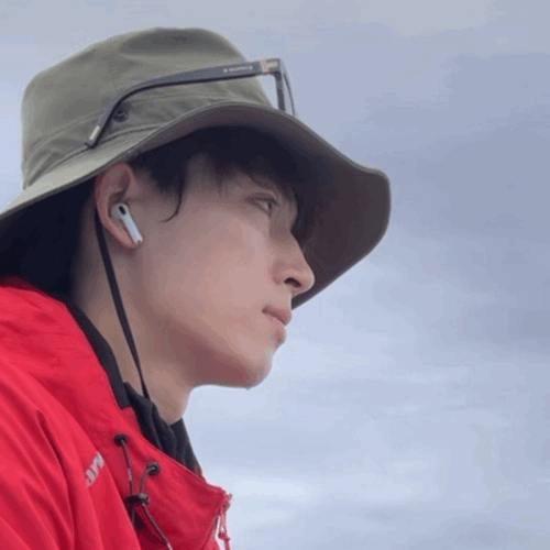 王星越突然直播一直哭王星越突然开直播就一直哭，没一会儿又笑了，网友还调侃是当一哥