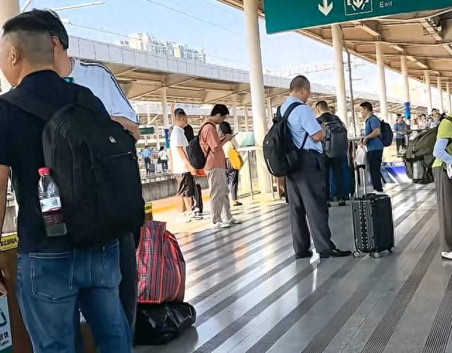 广西火车站惊现“跳轨轻生男”与列车发生碰撞不幸身亡