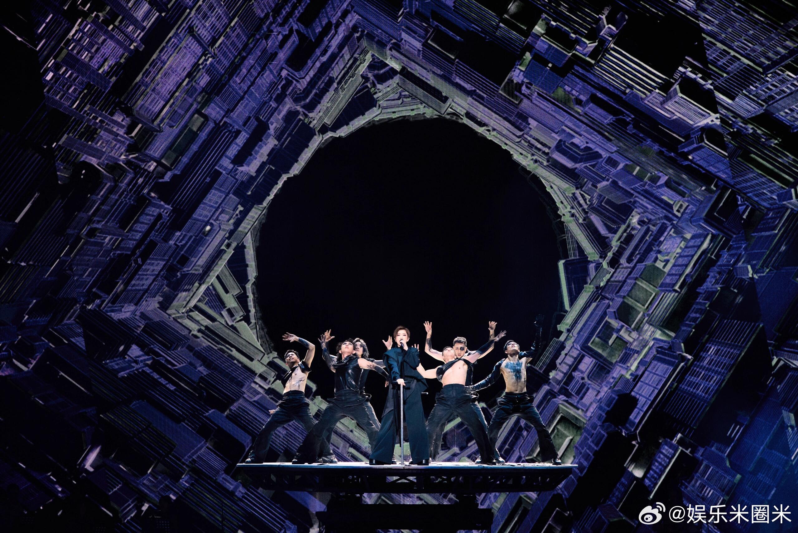 林忆莲巡演首站上海🌌时光回响，金曲重临，林忆莲上海开启终章巡演，舞美设计全新创