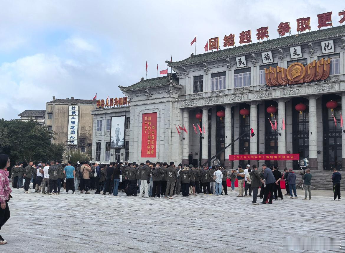 杨紫玉兰花开君再来开机现场图 杨紫《玉兰花开君再来》开机现场布景路透，场面好宏大