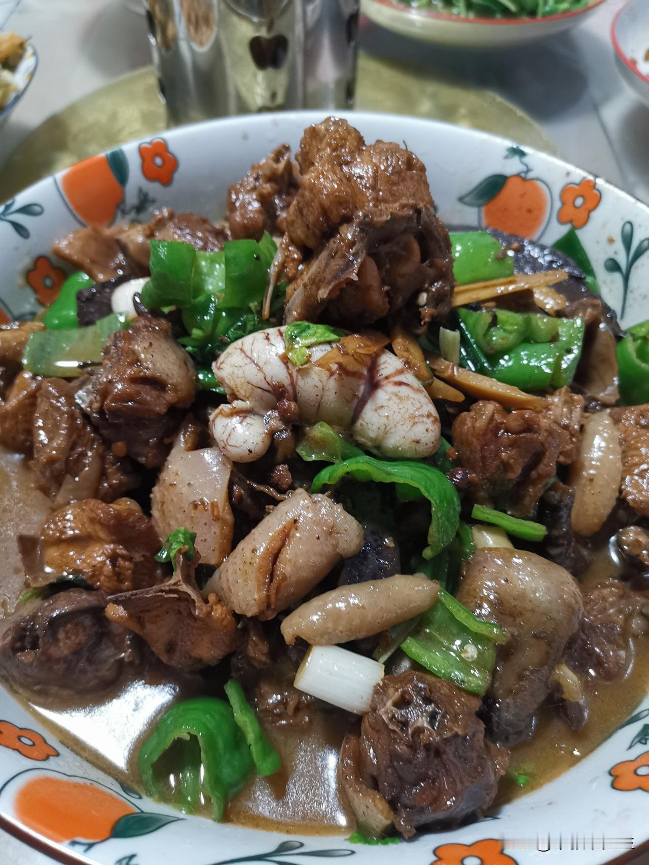 临沂炒鸡。炒鸡味道是其次，最重要的是食材，散养走地鸡，8个月最好，肉质鲜嫩，咸香