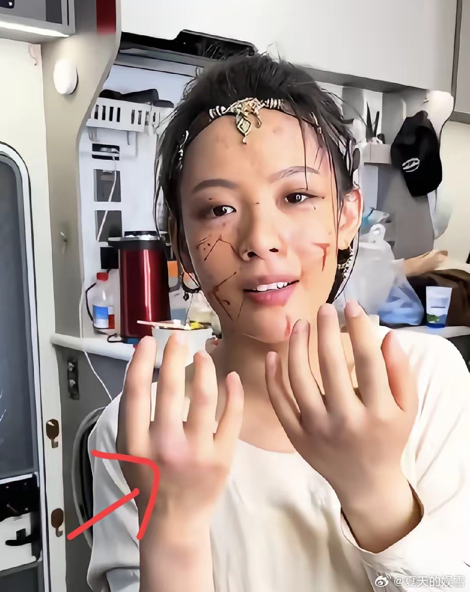 我问我一个娱乐圈的朋友陈丽君连拿百花和成龙电影奖，怎么没人骂她德不配位呢，我朋友